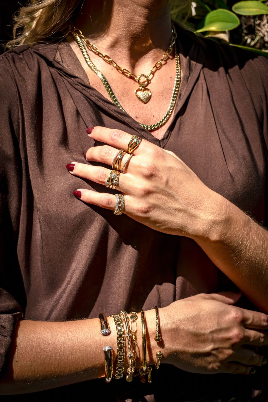 Modelo con joyas doradas